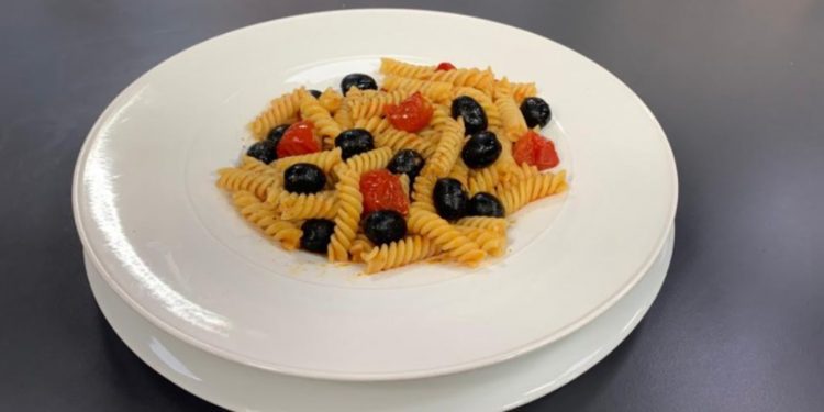 Penne me salcë toni dhe ullinjsh