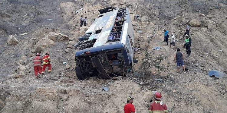 25 të vdekur nga rrotullimi i autobusit në Peru