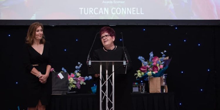 Monarkia britanike nderon shqiptaren me ‘Urdhrin e Perandorisë’