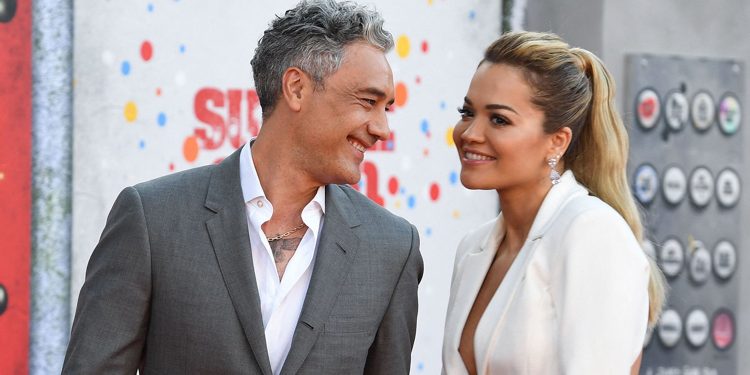 Rita Ora i dha fund beqarisë, por pse nuk e mori mbiemrin e bashkëshortit tregon vet ajo