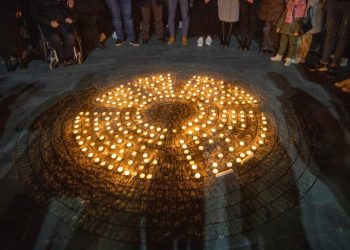 Qirinj të ndezur në formën e lulëkuqes në Skenderaj