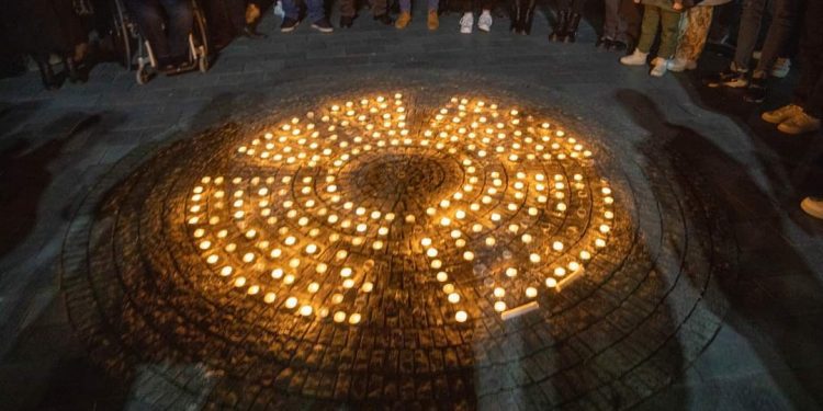 Qirinj të ndezur në formën e lulëkuqes në Skenderaj