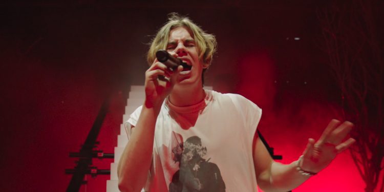 The Kid Laroi në këngën e re “Love again” shpreson të gjejë përsëri dashurinë