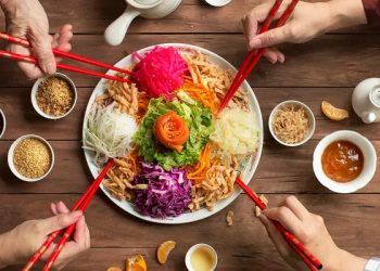 Këto janë disa nga traditat e veçanta për rregullimin e tryezës së Vitit të Ri në botë