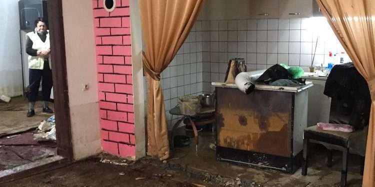 Vërshimet ua vështirësojnë jetën qytetarëve të Klinës