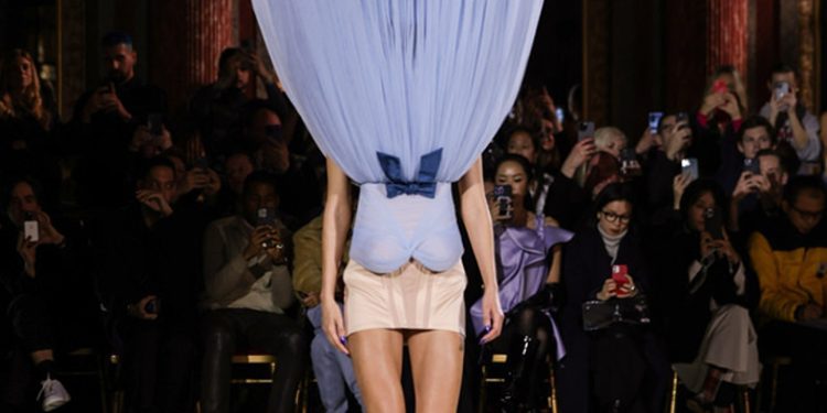 Java e Modës në Paris: Modelet mbanin fustane të kthyera poshtë