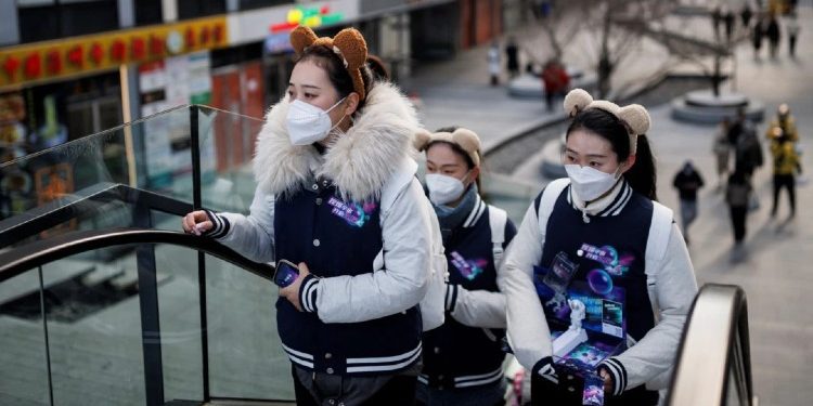 Kina heq kufizimet e rrepta, vizitorët nuk do mbajnë karantinë
