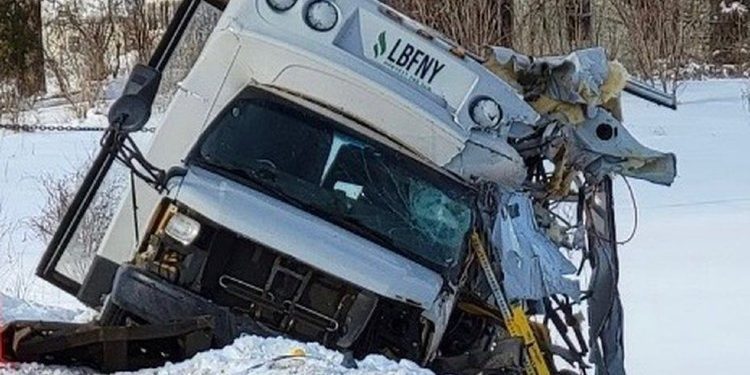 Aksident mes një autobusi dhe një kamioni në New York, 6 të vdekur
