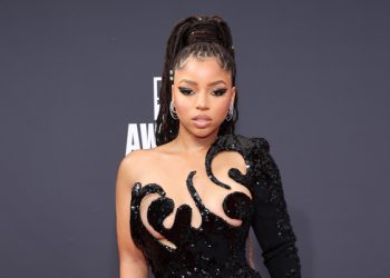 Këngëtarja Chloe në këngën “Pray it away” ka një mesazh për djemtë e gabuar