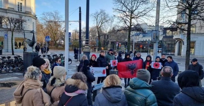 Shqiptarët në Stokholm përkujtojnë viktimat e luftës në Kosovë