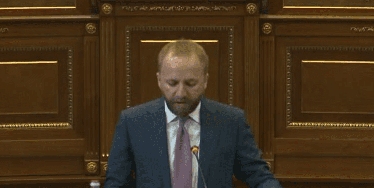 Tahiri: Të rinjtë na ikën, qeveria duhet të marrë masa urgjente 