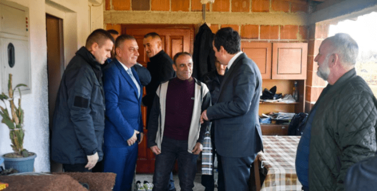 Kurti viziton 2 familje serbe në Istog iu premton punësim dhe mbështetje