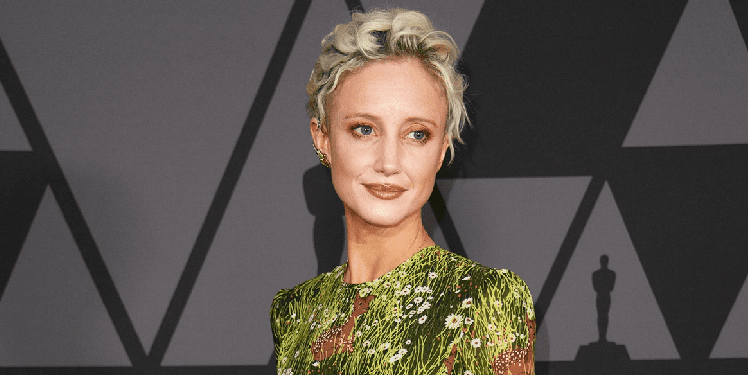 Andrea Riseborough mahnit kinemanë botërore
