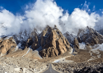 Kjo është “Mrekullia e 8-të e botës”, autostrada që kalon mbi re