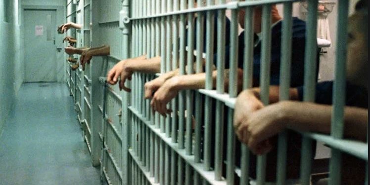 Qëndroi në burg për 28 vite, lirohet 50 vjeçari që u dënua gabimisht