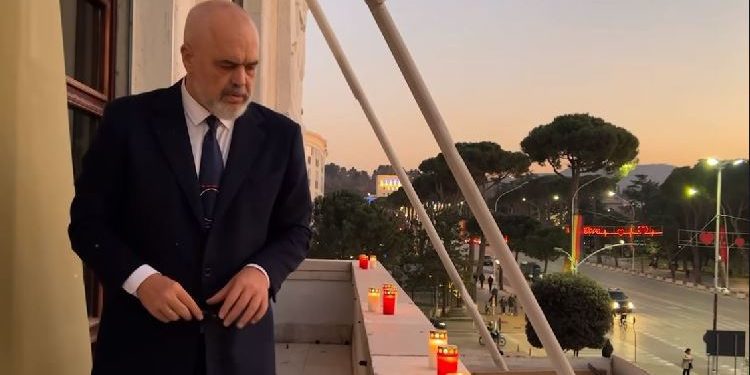 Edi Ramës “nuk i lë” përshtypje protesta, ndez qirinjtët për viktimat e tërmetit