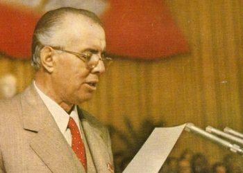 32 vite nga rrëzimi i bustit të Enver Hoxhës, por pse dhe kush urdhëroi këtë veprim!?