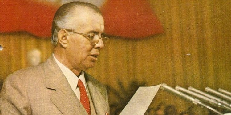 32 vite nga rrëzimi i bustit të Enver Hoxhës, por pse dhe kush urdhëroi këtë veprim!?