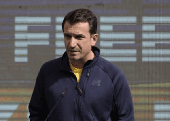 Tirana marshon në mbështetje të Ukrainë, Veliaj: Kjo histori nuk njeh moshë, por karakter