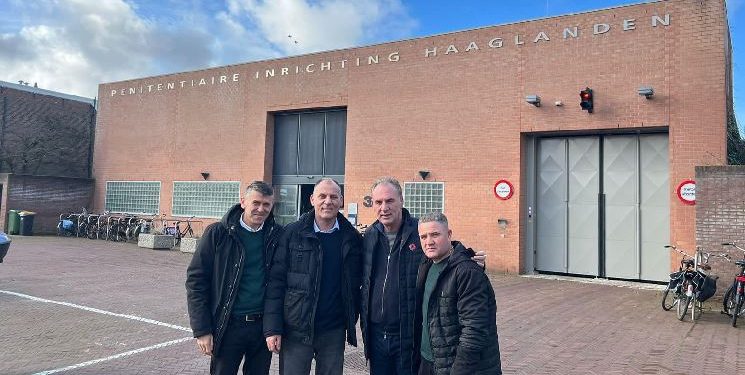 Fatmir Limaj viziton krerët e UÇK-së në Hagë: Do të dalin fitimtarë nga ky proces gjyqësor