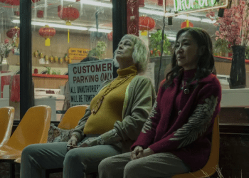 Këto janë arsyet se pse duhet ta shikoni filmin “Everything Everywhere All at Once”