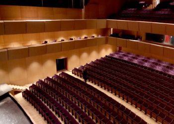 Në këtë vit gratë shqiptare luajtën për herë të parë në teatër