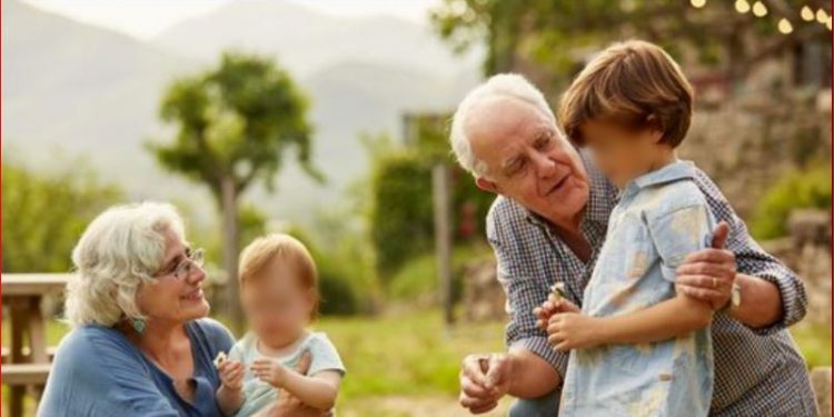 Gjyshër: Të kujdesesh për nipërit dhe mbesat ndikon pozitivisht në shëndetin mendor