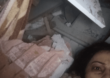 E mbërthyer nën rrënoja, Twitter “shpresa” e gruas turke: Më ndihmoni!