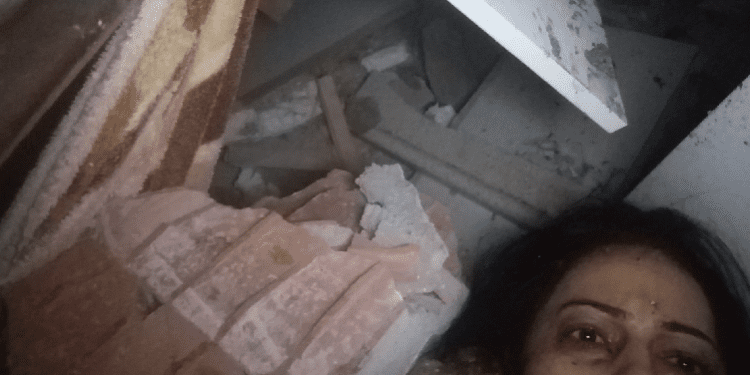 E mbërthyer nën rrënoja, Twitter “shpresa” e gruas turke: Më ndihmoni!