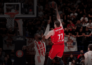 Tifozët serb shfaqin hartën e Kosovës të mbuluar me flamurin serb