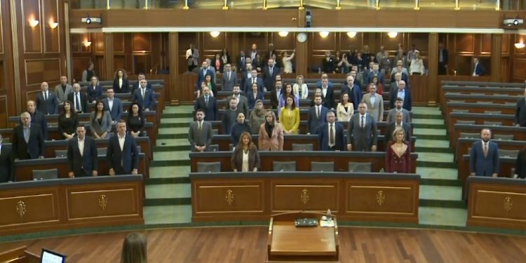 Kuvendi i Kosovës mban një minutë heshtje për viktimat e luftës në Ukrainë
