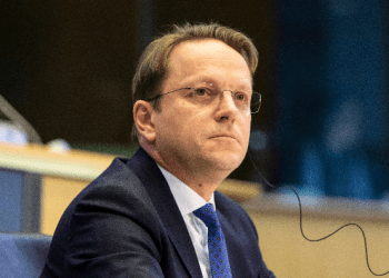 I quajti “idiotë” eurodeputetët, komisioneri evropian kërkon falje publike