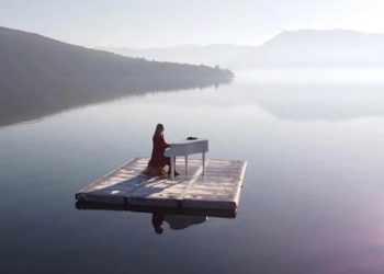 Kush është “pianistja flututuese” që luajti me piano në mes të liqenit