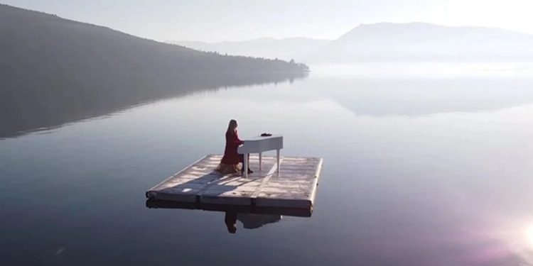 Kush është “pianistja flututuese” që luajti me piano në mes të liqenit
