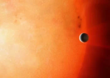 Astronomët kanë zbuluar një planet të madh shumë larg nga Toka!