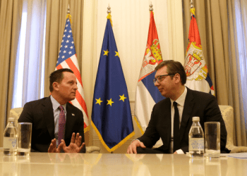 Vuçiq e dekoron Grenellin për kontributin e tij në përparimin e Serbisë