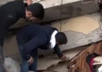 Nën rrënoja, në provincën e Hatay të Turqisë, një baba kërkon shpëtimin e fëmijëve të tij