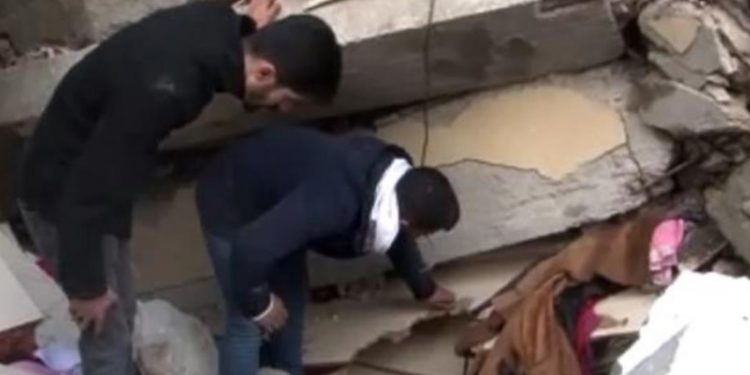 Nën rrënoja, në provincën e Hatay të Turqisë, një baba kërkon shpëtimin e fëmijëve të tij