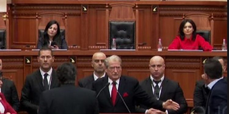 Kërkohet dorëheqja e Sali Berishës, ky i fundit iu reagon keq