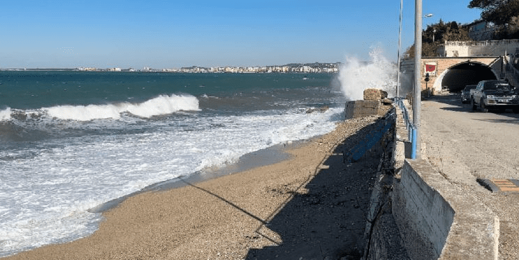 Temperaturat e ulëta dhe dallgët e furishme pezullojnë lundrimin në Vlorë