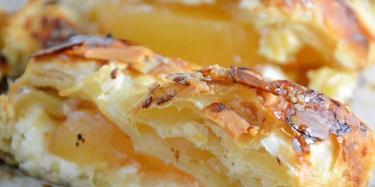 Strudel me reçel ftoi dhe rrush të thatë