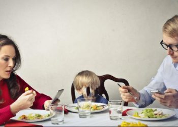 Aspektet negative të qëndrimit në telefon para fëmijëve