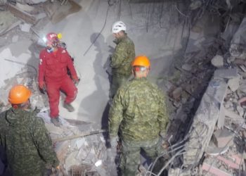 Komandanti i kontigjentit të FSK-së tregon se si u nxorën të gjallë 2 persona nga rrënojat në Turqi