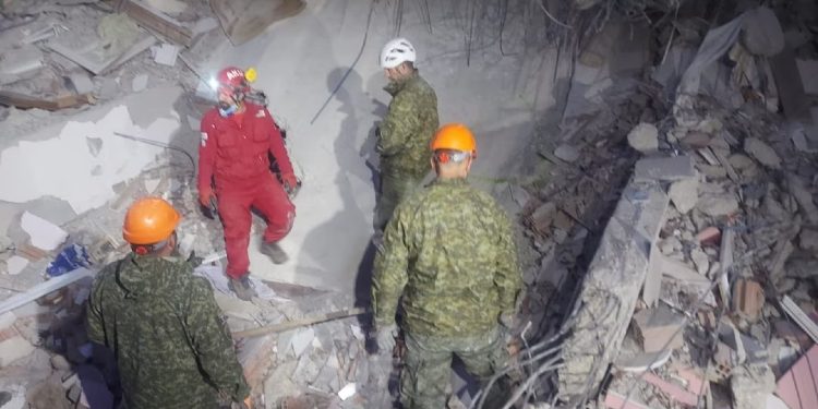 Komandanti i kontigjentit të FSK-së tregon se si u nxorën të gjallë 2 persona nga rrënojat në Turqi