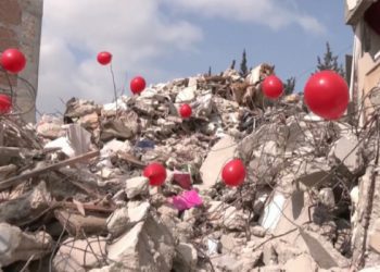 Në Turqi vendosen tullumbace të kuqe mbi rrënoja, ja kuptimi i tyre