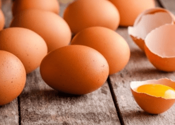 Mos i përdorni vezët e fshatit pa i pastruar, ja çfarë thotë eksperti i sigurisë ushqimore