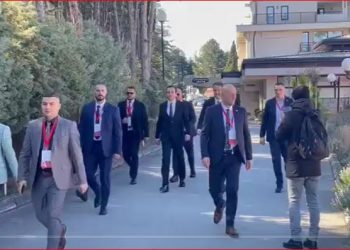 Kurti bindshëm u kthehet gazetarëve kur e pyeten se a do të ketë rezultate sot: Gjithqysh!