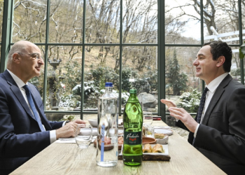 Kurti priti në një drekë pune ministrin grek, diskutojnë për zhvillimet në vend e rajon