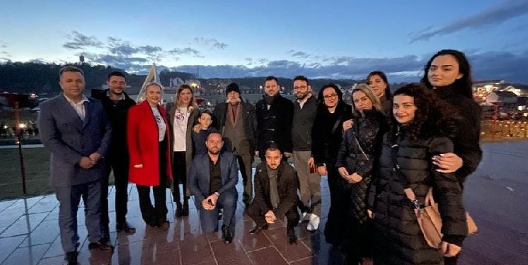 Ndizen flakadanët në Prekaz, ministrja Haxhiu pjesëmarrëse