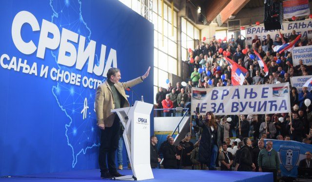 Vuçiq nuk i ndal provokimet, mbanë fjalim para hartës me Kosovën brenda Serbisë